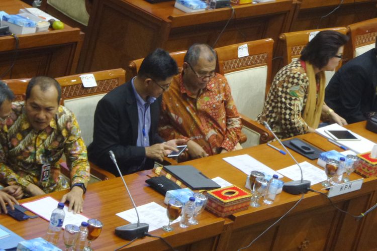 Lima pimpinan Komisi Pemberantasan Korupsi (KPK) saat Rapat Dengar Pendapat dengan Komisi III DPR di Kompleks Parlemen, Senayan, Jakarta, Selasa (18/4/2017).