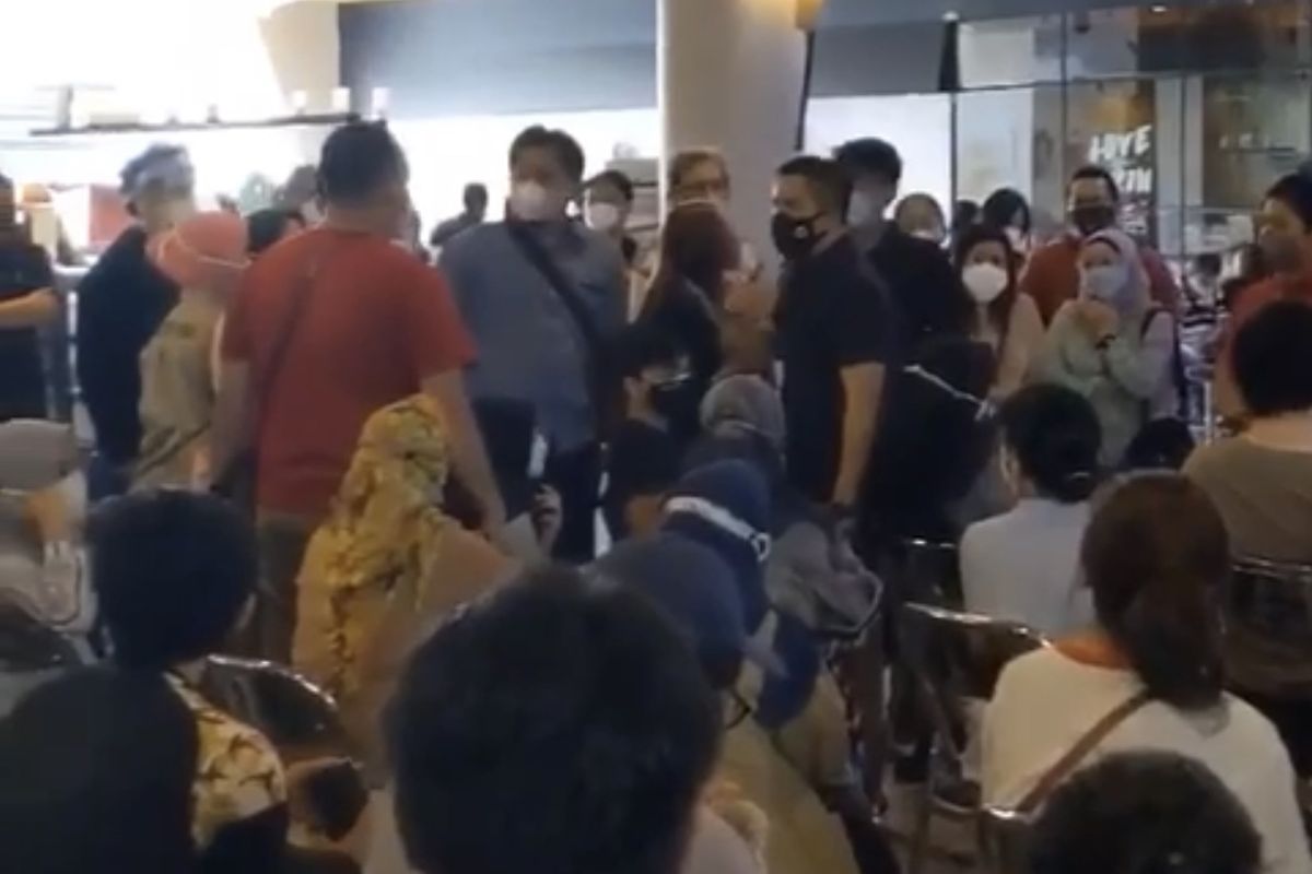 Beredar sebuah video keributan dalam kegiatan vaksinasi Pfizer di Mal Cilandak Town Square, Cilandak, Jakarta Selatan pada Selasa (24/8/2021).