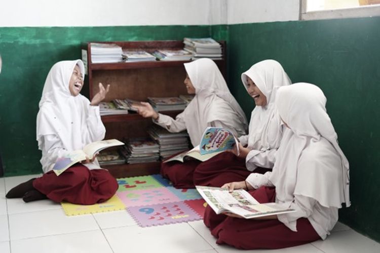 Buku-buku bantuan dari Dompet Dhuafa diletakkan di sudut kelas. 