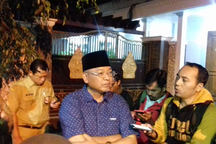 Bupati Malang Rendra Kresna saat memberikan keterangan usai rumah dinasnya di Pendopo Kabupaten Malang digeledah KPK, Senin (8/10/2018)