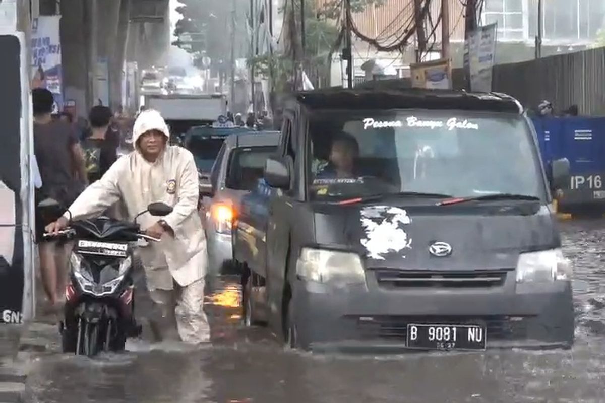 Potret banjir di Jalan Raya Ciledug, tepatnya di simpang Seskoal, Cipulir, Jakarta Selatan, Senin (5/2/2024).