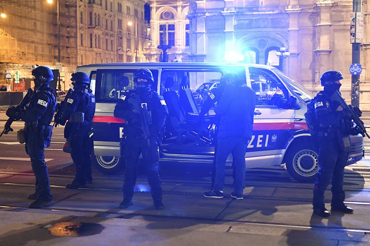 Polisi bersenjata berjaga di dekat gedung opera di Wina, Austria, menyusul insiden penembakan di pusat kota, Senin (2/11/2020). Sejumlah orang bersenjata menyerang enam lokasi di Wina pada Senin malam, menewaskan sedikinya 2 orang dan melukai 14 orang.