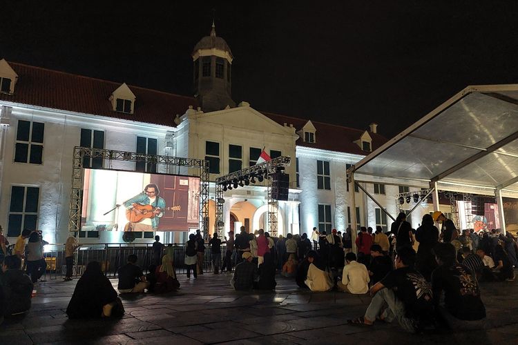 Penyanyi Adhitia Sofyan menghibur pengunjung di panggung musik Festival IniJakarta di kawasan Kota Tua Jakarta pada Jumat (16/9/2022) malam.