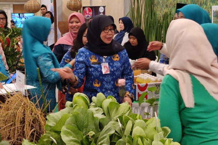 Dinas Ketahanan Pangan, Kelautan dan Pertanian (KPKP) DKI Jakarta Suharini Eliawati saat memantau Festival Urban Farming 2023 di Gedung Blok G, Balai Kota pada Senin (30/10/2023).