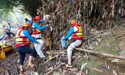 Antam Ikut Bebersih Ciliwung