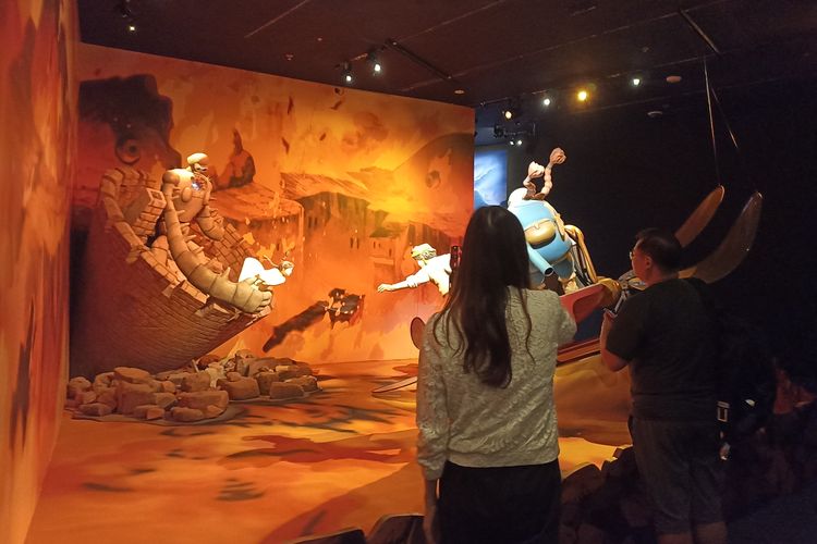 Pengunjung mengamati koleksi dari film Laputa Castle in the Sky di The World of Studio Ghibli di Singapura, Senin (14/10/2024).