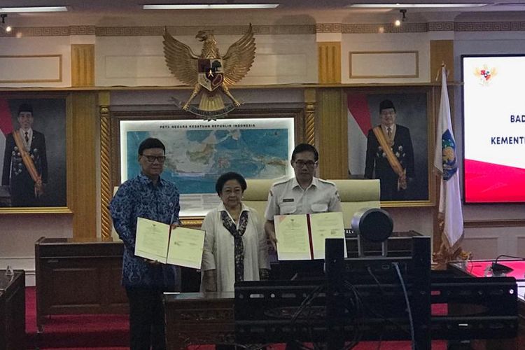 Menteri Dalam Negeri Tjahjo Kumolo dan Plt Kepala BPIP Hariyono di Kantor Kemendagri, Jakarta Selatan, Senin (20/5/2019).