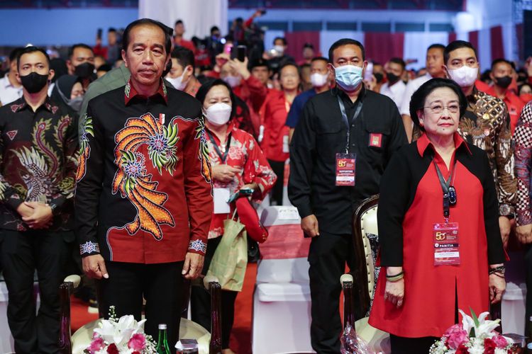 Presiden Republik Indonesia, Joko Widodo dan Ketua Umum Partai Demokrasi Indonesia Perjuangan (PDI P), Megawati Soekarnoputri saat perayaan HUT ke-50 PDI P di JI Expo Kemayoran, Jakarta, Selasa (10/01/2023).