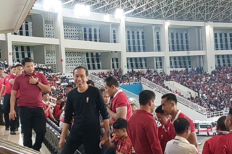 Presiden Joko Widodo (Jokowi) sempat menyapa suporter yang menonton laga Indonesia vs Turkmenistan saat laga babak pertama Kualifikasi Piala Asia U23 di Stadion Manahan Solo, Jawa Tengah (Jateng), pada Selasa (12/9/2023)