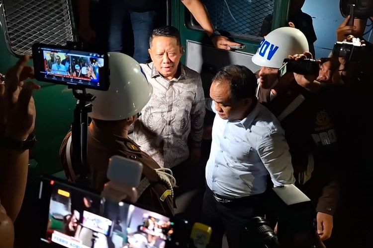 Siang Saksi Lalu Malam Tersangka, Kronologi Singkat Mantan Jampidsus Febrie Ditahan