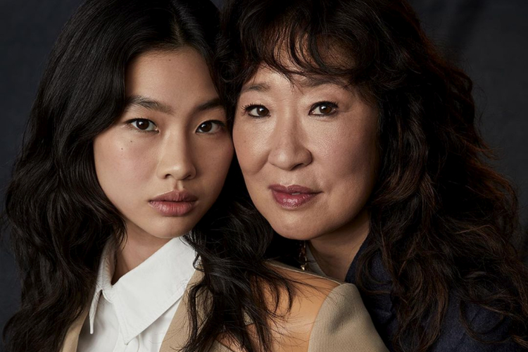 Sandra Oh dan Jung Ho Yeon saat berfoto untuk Variety