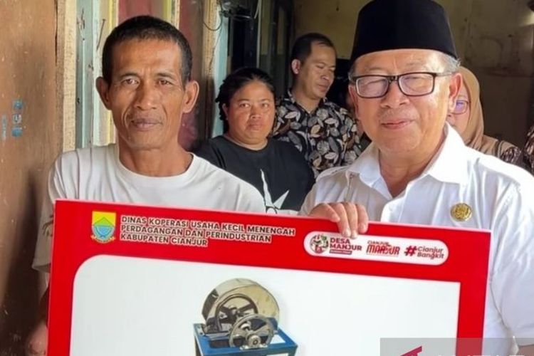 Pemkab Cianjur memberikan bantuan alat bermesin bagi pelaku Usaha Mikro, Kecil, dan Menengah (UMKM).