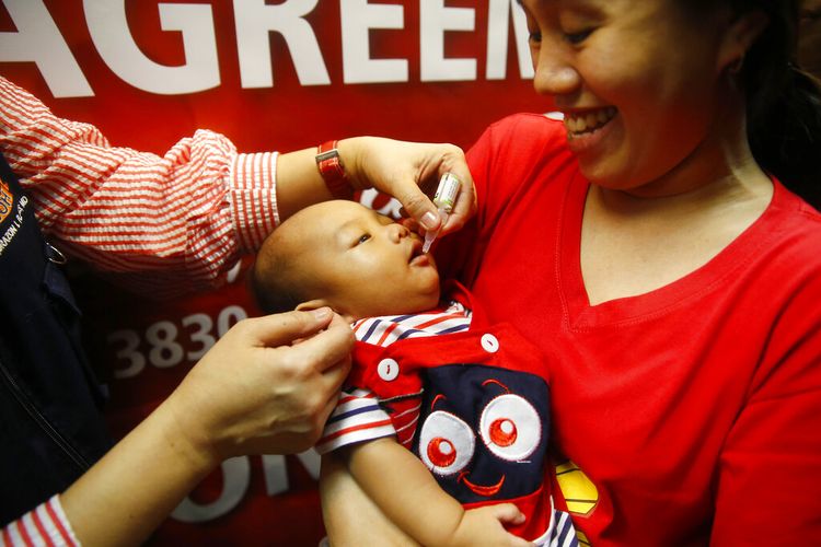 Dalam foto 20 September 2019 ini, seorang bayi mendapat vaksin anti-polio oral untuk mengakhiri kebangkitan polio, setelah otoritas kesehatan mengkonfirmasi kasus polio di negara itu di kota Quezon, Filipina. 