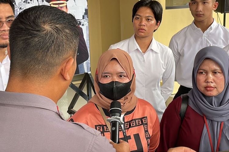 YS (31) Perempuan asal Kecamatan Pacet, Kabupaten Bandung, Jawa Barat yang menjadi korban Tindak Pidana Perdagangan Orang (TPPO) saat memberikan keterangan di Mapolresta Bandung, Senin (12/6/2023).