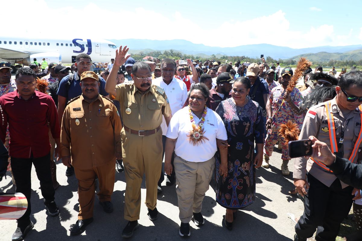 Wakil Menteri Dalam Negeri (Wamendagri) Ribka Haluk dan rombongan disambut oleh Gubernur Papua Pegunungan John Tabo, para bupati se-Provinsi Papua Pegunungan, serta Forum Koordinasi Pimpinan Daerah (Forkopimda) Provinsi Papua Pegunungan setibanya di Bandara Wamena.