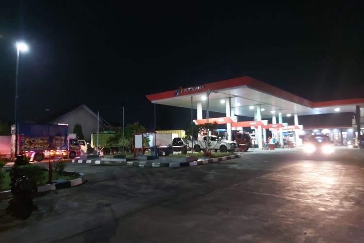 Antrean truk mendapatkan solar di SPBU Bengkulu