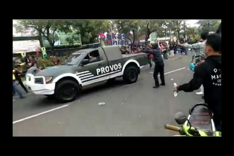 Massa lempari batu mobil Kapolres Metro Bekasi di kawasan Unisma, Jalan Chairil Anwar, Bekasi, Kamis (8/10/2020).