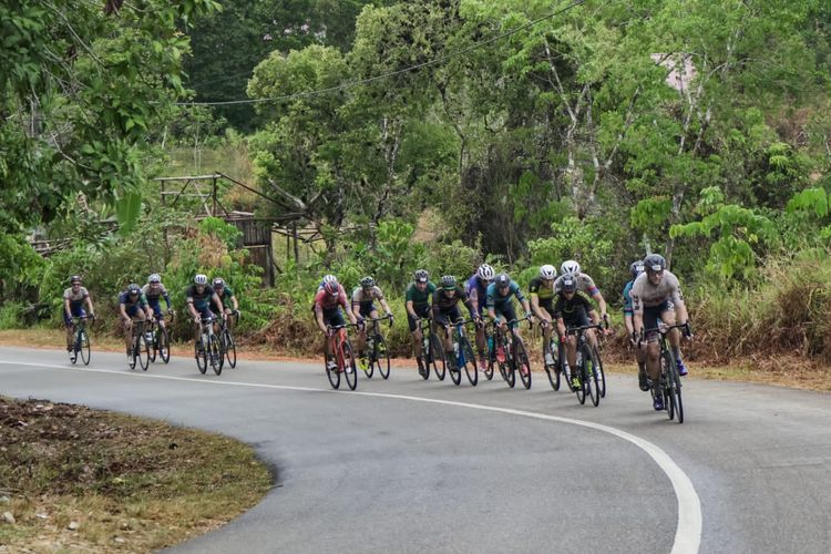 Para pembalap sepeda Internasional berlaga di Tour de Bintan tahun 2022, Jumat (14/10/2022).