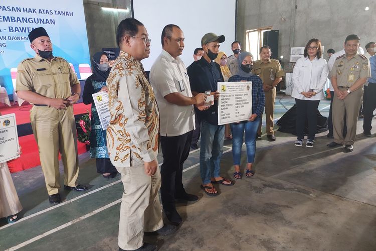 Ambar secara simbolis menerima uang ganti rugi tol di Desa Kandangan Kecamatan Bawen Kabupaten Semarang