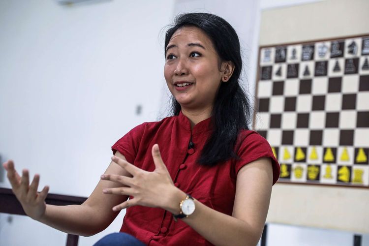 Irene Kharisma Sukandar, pecatur wanita Indonesia yang memiliki gelar Women Grandmaster (WGM) dari Federasi Catur Dunia (FIDE), saat sesi foto di Sekolah Catur Utut Adianto di Bekasi, Jawa Barat, Minggu (18/4/2021). Irene adalah pecatur Indonesia pertama yang menyandang gelar Grand Master Nasional Wanita Indonesia.