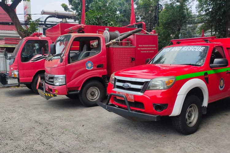 Deretan Kendaraan Pemadam Kebakaran di Kantor Damkar Pasar Minggu