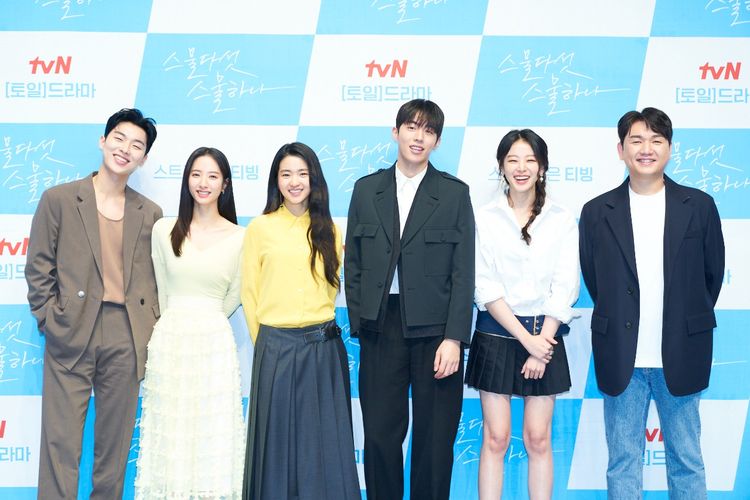 Aktor Nam Joo Hyuk (tengah) dan aktris Kim Tae Ri (baju kuning) bersama semua pemain drama Korea Twenty-Five Twenty-One serta sutradara Jung Ji Hyun usai konferensi pers virtual, Rabu (9/2/2022).