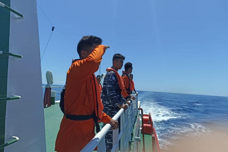 Tim Pencarian dan Pertolongan (SAR) gabungan kembali mencari enam warga Kabupaten Timor Tengah Utara (TTU), Nusa Tenggara Timur (NTT), yang hilang saat berlayar menggunakan kapal lampara dari Pelabuhan Bolok Kupang menuju Wini, TTU, Kamis (1/9/2022) 