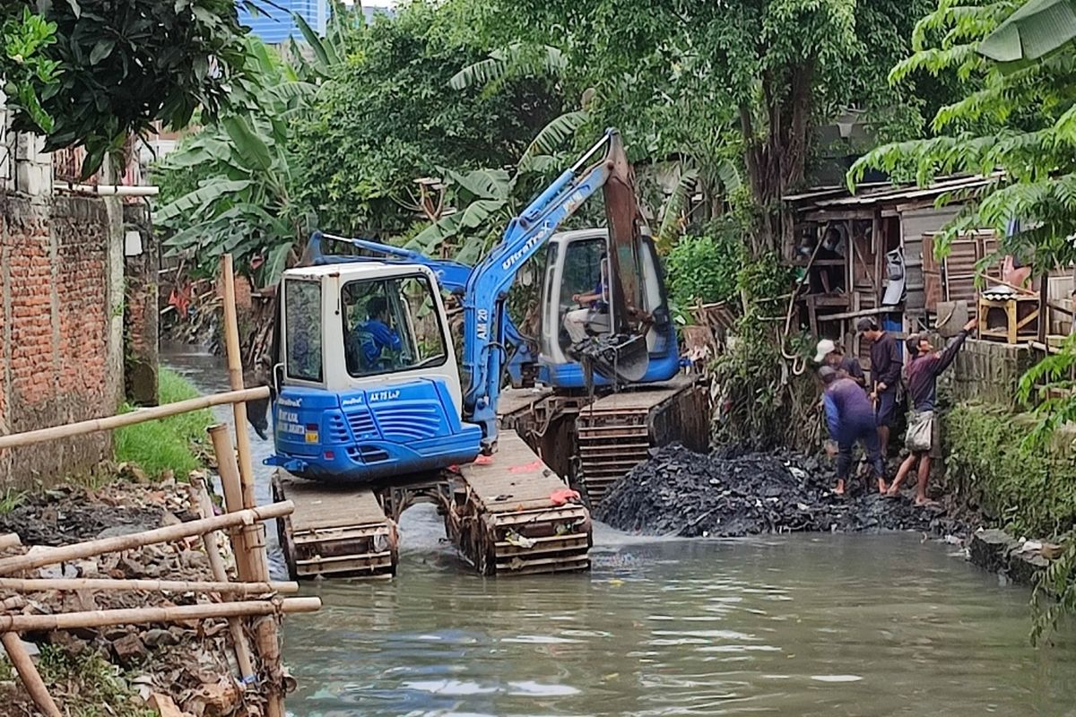 Sebanyak 2 unit alat berat diturunkan untuk mengeruk lumpur Kali Mampang tepat di Jalan Pondok Jaya X, Mampang Prapatan, Jakarta Selatan, Senin (21/2/2022). 