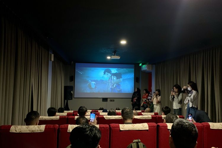 Ukuran layar bioskop mini Alfamart disesuaikan dengan ruangan, tidak terlalu besar, tetapi juga tak terlalu kecil sehingga masih nyaman untuk ditonton.
