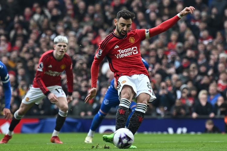 Bruno Fernandes saat mengeksekusi penalti dalam pertandingan Man United vs Everton pada pekan ke-28 Liga Inggris 2023-2024 di Stadion Old Trafford, Sabtu (9/3/2024) malam WIB. 