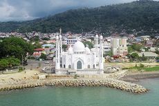 Pesona Masjid Al Hakim Padang, Mirip Taj Mahal di Tepi Pantai 