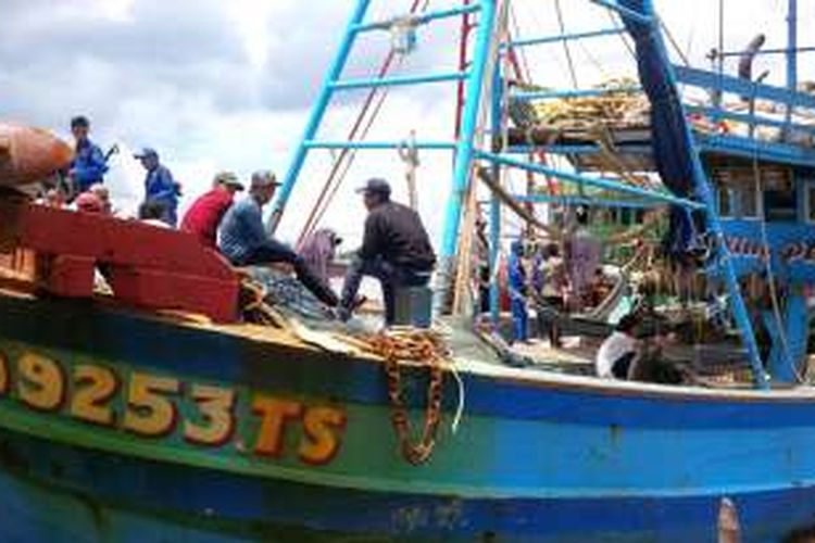 Dua kapal penangkap ikan asal Vietnam yang ditangkap karena diduga melakukan ilegal fishing di wilayah perairan Indonesia saat sandar di Mako Dit Polair Polda Kalbar (3/3/2016)