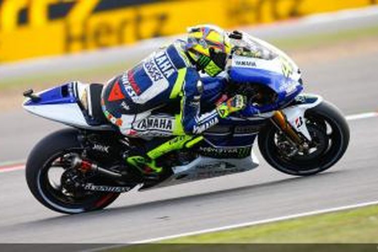 Pebalap Yamaha Factory Racing, Valentino Rossi, memacu motornya di Sirkuit Silverstone pada GP Inggris, Minggu (1/9/2013).