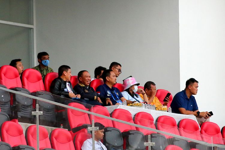 Direktur Utama PT Liga Indonesia Baru Ferry Paulus menemani Menteri Pemuda dan Olahraga (Menpora) Zainudin Amali saat berkunjung sekaligus menyaksikan pertandingan pekan ke-13 Liga 1 2022-2023 di Stadion Jatidiri Semarang, Minggu (11/12/2022) sore.