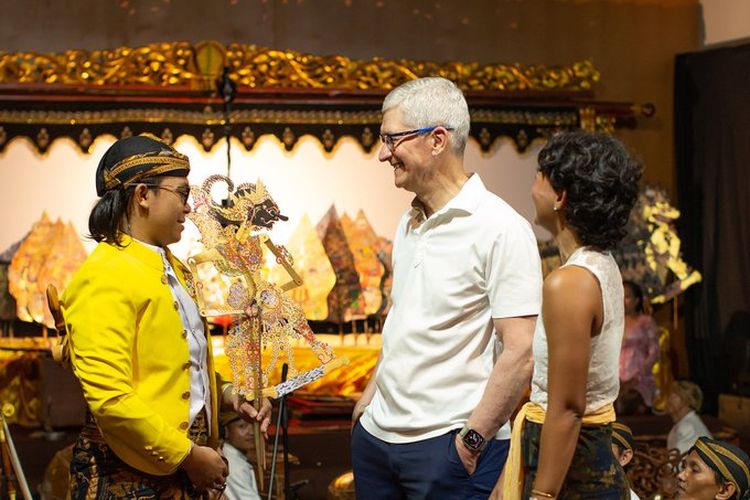 CEO Apple Tim Cook berkunjung ke Museum Wayang Jakarta pada Selasa (17/4/2024). 