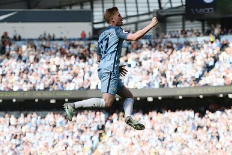 Kevin De Bruyne merayakan gol pertama Manchester City ke gawang Bournemouth pada pertandingan Premier League di Stadion Etihad, Sabtu (17/9/2016).