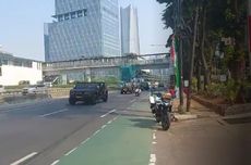 Arus Lalin Lancar Saat Rombongan Kirab Bendera Merah Putih Lintasi Jalan Gatot Subroto