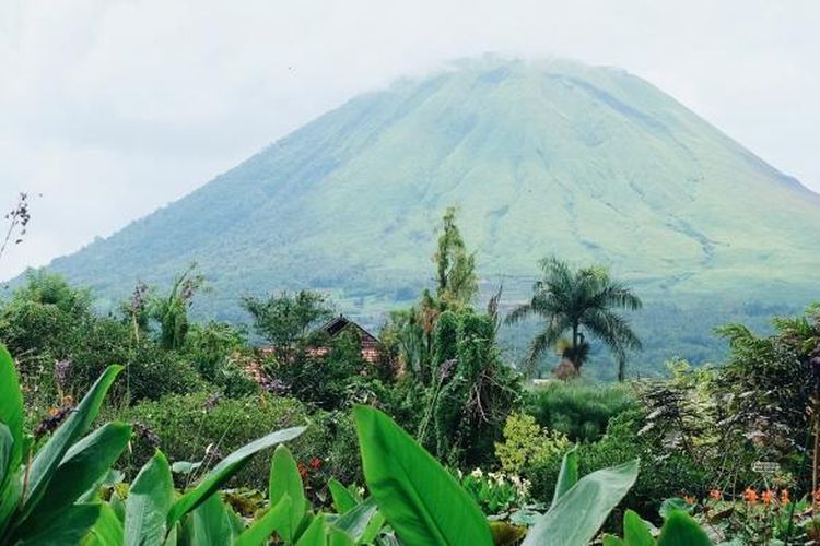 
Manado disebut-sebut sebagai Bali kedua karena memiliki banyak pemandangan alam seperti Gunung Lokon.
