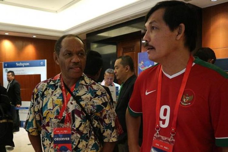 Rully Nere dan Ricky Yacobi tengah berbincang jelang Kongres PSSI di Hotel Aryaduta, Bandung, Sabtu (7/1/2017).