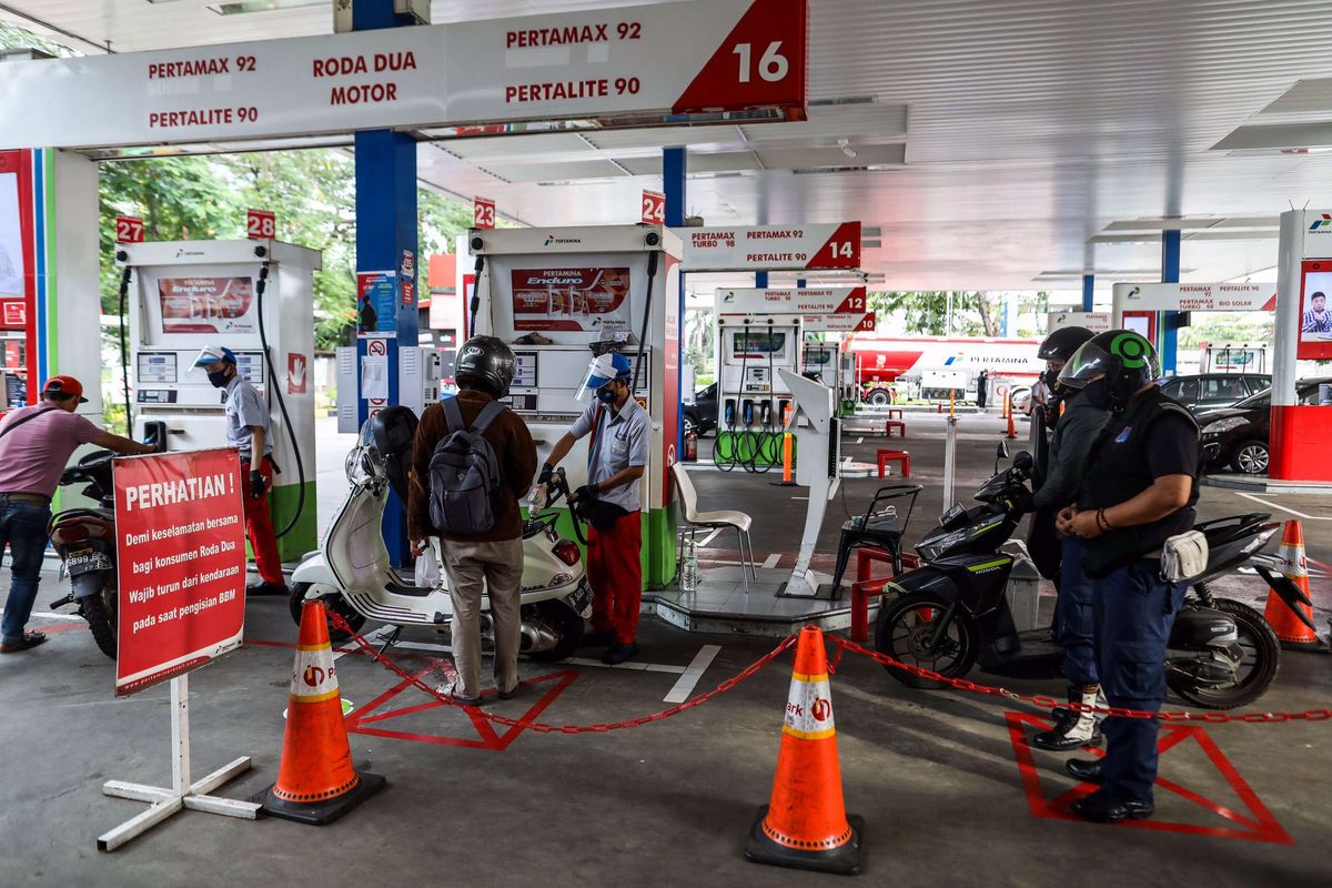 Petugas SPBU menggunakan alat pelindung wajah saat melayani pengendara di SPBU Pertamina 31.128.02 di Jl. Letjen M.T. Haryono, Jakarta Timur, Senin (1/6/2020). Penggunaan alat pelindung wajah (Face Shield) tersebut sebagai salah satu upaya untuk melindungi diri saat berhubungan langsung dengan pengendara dalam pencegahan penyebaran COVID-19.