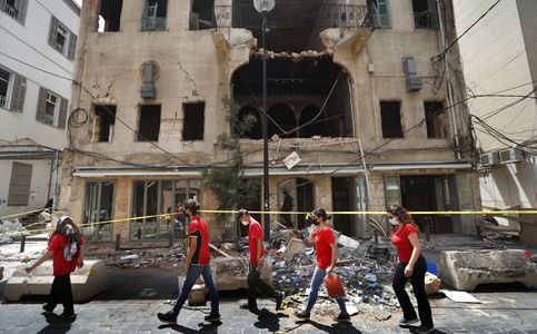 Lebanese Stand in Solidarity as Govt Abandons Beirut Explosion Recovery Effort