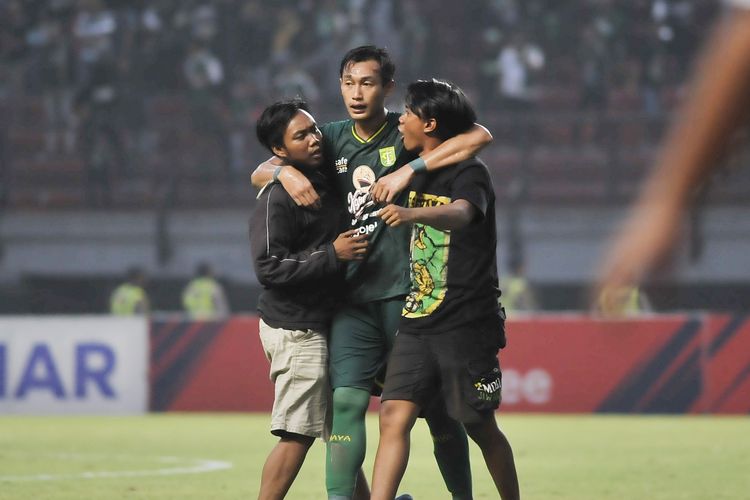 Suporter turun menghampiri Pemain, Hansamu Yama seusai pertandingan antara Persebaya melawan PSS Sleman dalam lanjutan Liga 1 2019 di Stadion Gelora Bung Tomo Surabaya, Jawa Timur, Selasa (29/10/2019). Kericuhan terjadi seusai pertandingan, dipicu kekecewaan para suporter Persebaya usai timnya kalah 2-3 atas PSS Sleman.