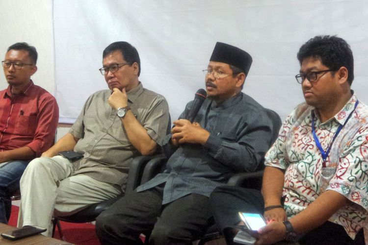 Muhammad Isnur dari YLBHI, Wakil Ketua Setara Institute Bonar Tigor Naipospos, Juru Bicara HTI Ismail Yusanto dan Direktur Eksekutif Maarif Institute Muhammad Abdullah Darraz, dalam sebuah diskusi bertajuk HTI dan Masa Depan Demokrasi: Ide Khilafah di Simpang Jalan, di kantor Maarif Institute, Tebet, Jakarta Selatan, Senin (22/5/2017).  