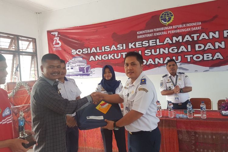 Ditjen Perhubungan Darat Kementerian Perhubungan melakukan sosialisasi keselamatan pelayanan angkutan sungai dan danau di Danau Toba, Sumatra Utara