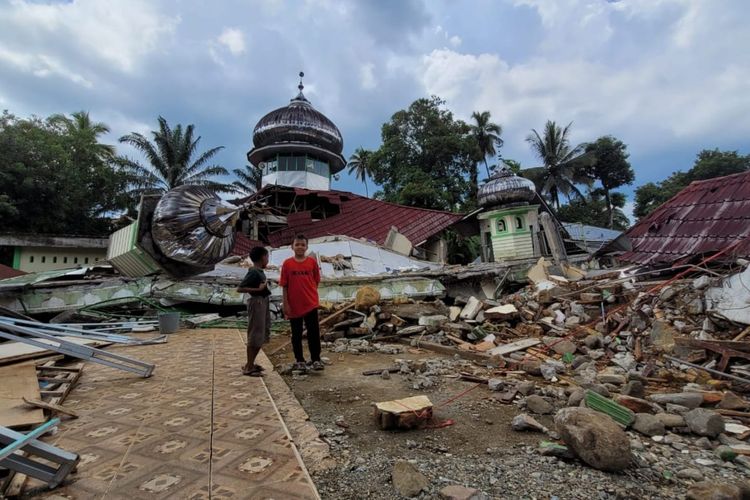 Bangunan rusak akibat gempa di Sumatera Barat 