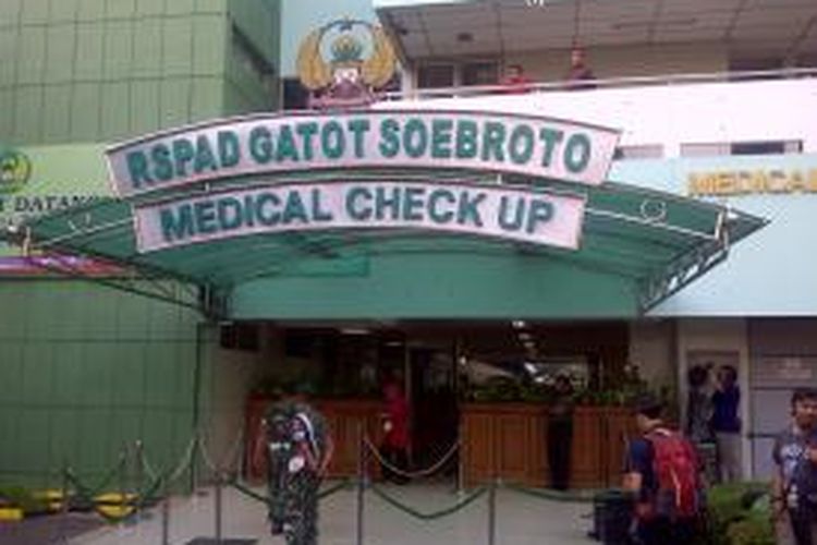 Sejumlah petugas dari TNI AD nampak berjaga di depan ruang instalasi Medical Check UP RSPAD Gatot Soebroto, Jakarta, Kamis (22/5/2014). Pasangan capres-cawapres akan menjalani tes kesehatan disini.