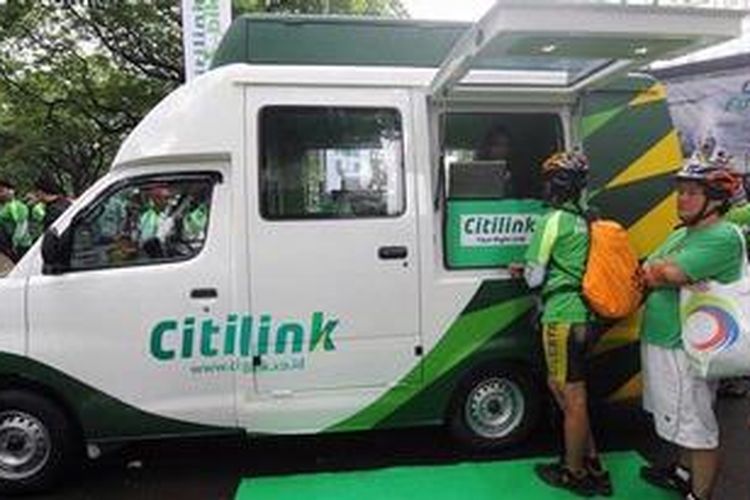 Warga memanfaatkan Layanan Loket Berjalan Citilink (kiosk on the road) saat peluncuran program tersebut di Jakarta, Minggu (13/1/2013). Layanan Loket Berjalan merupakan strategi distribusi baru Citilink untuk lebih mendekatkan diri kepada publik. 