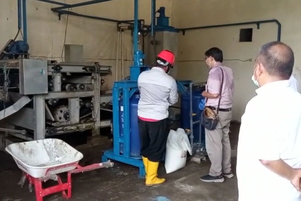 Mesin beltpress untuk pengolahan limbah di Instalasi Pengolahan Limbah Terpadu (IPLT) Kota Depok.