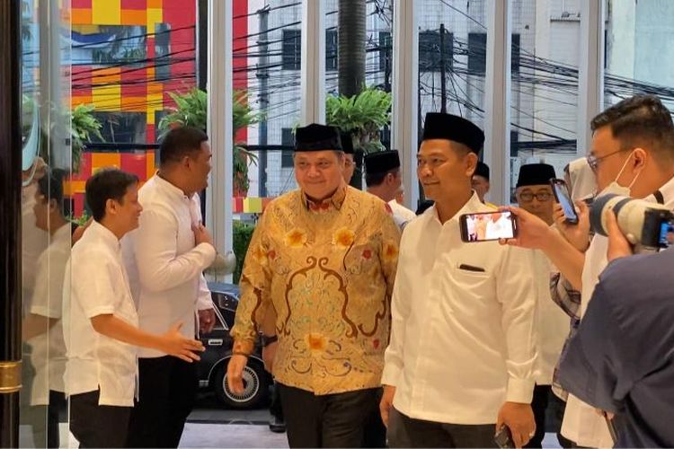 Ketum Partai Golkar Airlangga Hartarto menghadiri acara buka puasa bersama di Nasdem Tower, Gondangdia, Jakarta, Sabtu (25/3/2023).