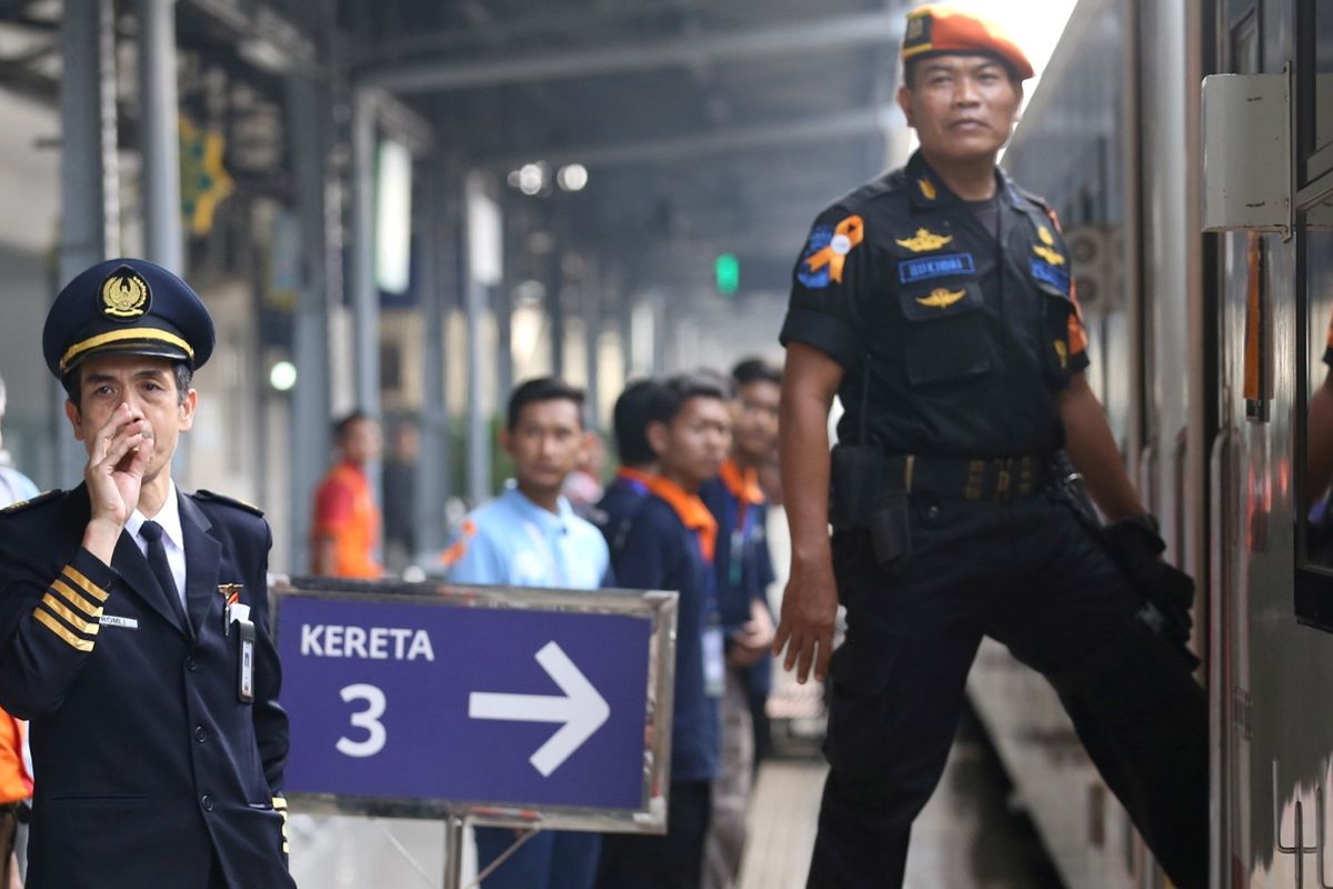 Seorang petugas meniup peluit, memberikan tanda kereta siap berangkat di Stasiun Pasar Senen, Jakarta, Minggu (10/6/2018). Puncak arus mudik di Stasiun Pasar Senen diperkirakan jatuh pada 13 Juni 2018 atau H-2 Idul Fitri.